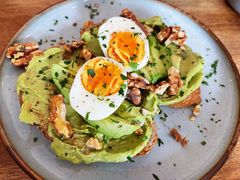 牛油果煮蛋吐司-RAC BAR(安福路店)