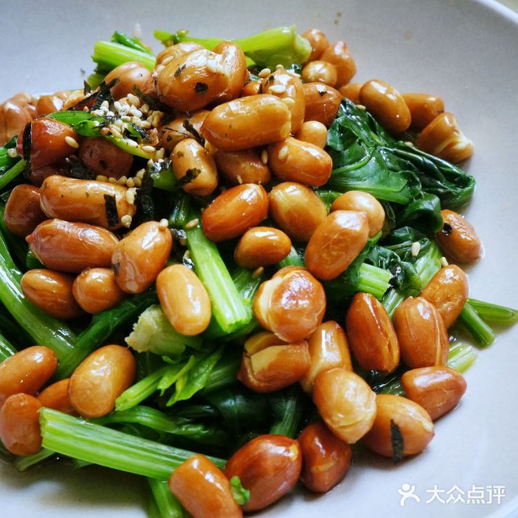 来一盘改良版的老醋果仁菠菜