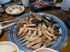 厚切五花肉-·缸桶屋·韩式牛肋条自助烤肉(西湖D11店)
