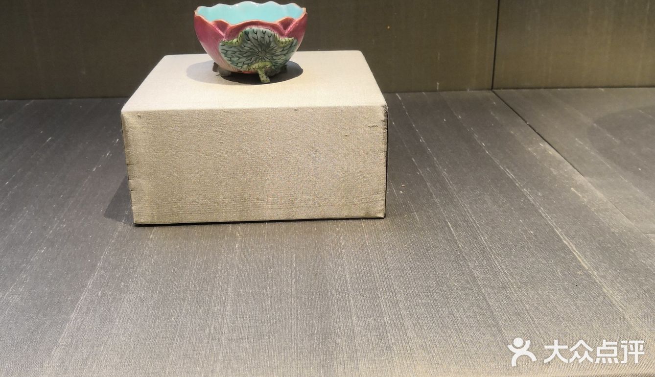 苏州博物馆馆身以灰白两色为主