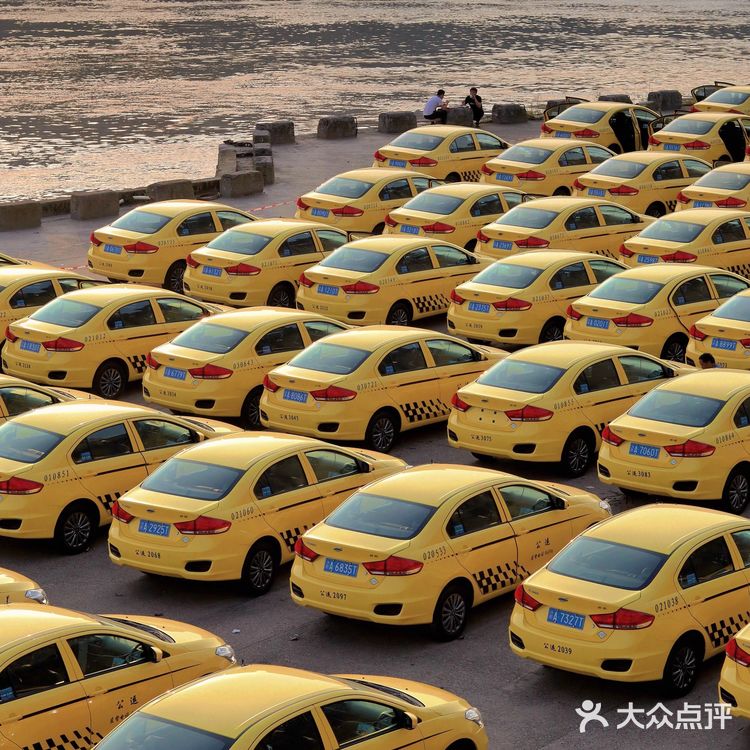 重庆限定拍照|当重庆黄色“法拉利”群映入落日余晖