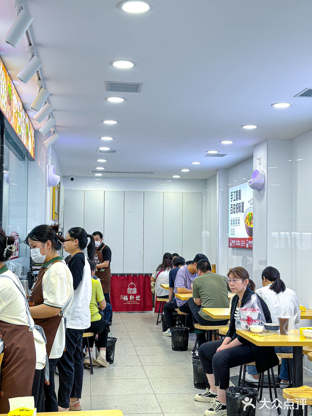 震惊！西安这家包子店排队有30米了吧！