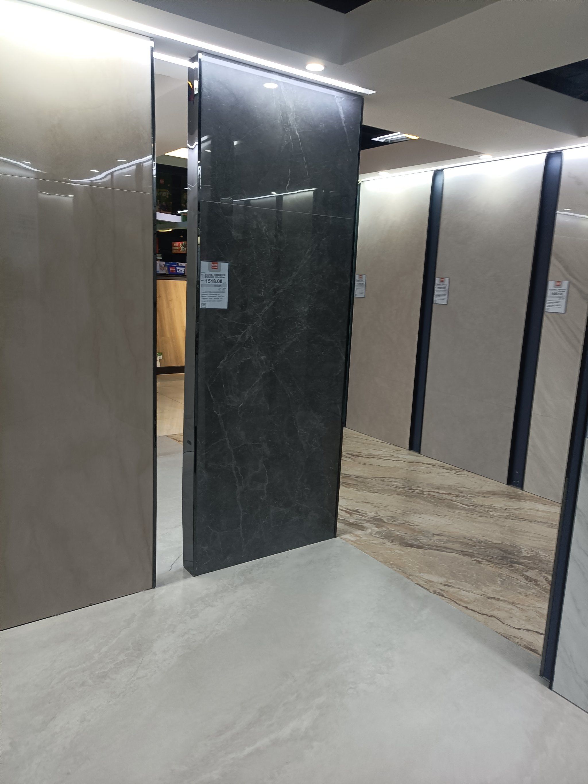 罗马利奥灰调瓷砖客厅风