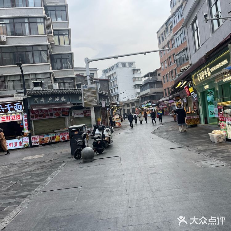 烤串也比所有的烧烤店串得长，国民良心老店