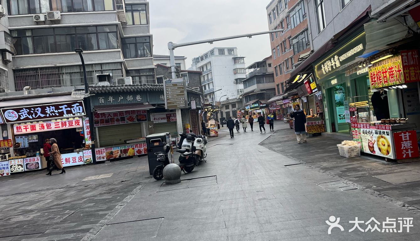 烤串也比所有的烧烤店串得长，国民良心老店
