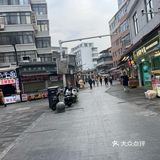 烤串也比所有的烧烤店串得长，国民良心老店