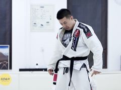 -菠萝格斗巴西柔术训练馆