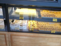 面包甜点陈列柜-鲍师傅糕点(江苏路店)