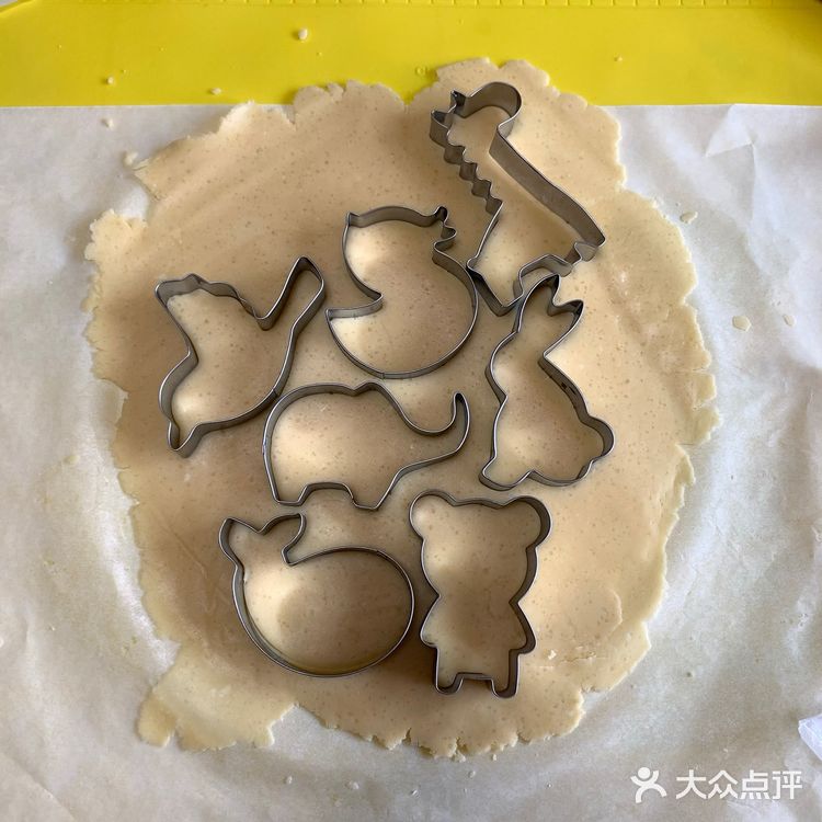 篩入低筋麵粉，奶粉，攪拌. 到沒有麵粉末了，揉成團