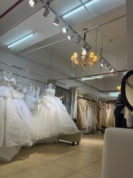 -月月婚纱礼服仓储店(王府井店)