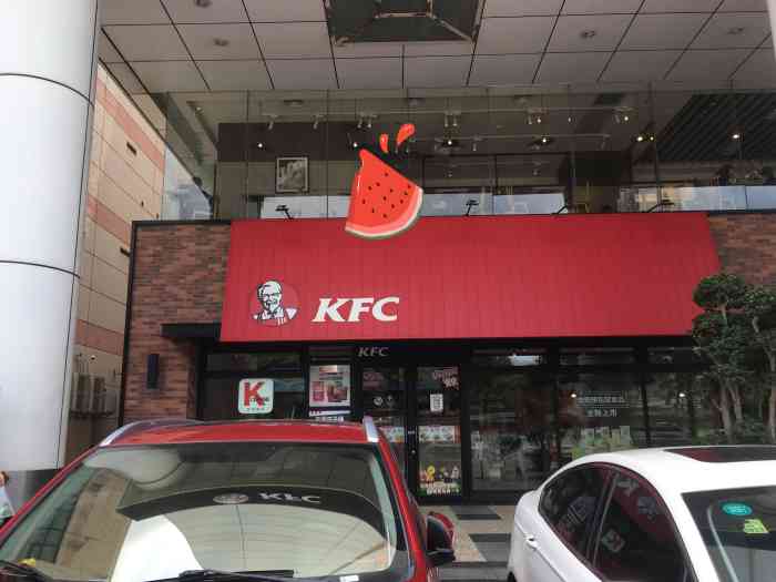 广场一楼,应该是除了原来大同路那家以外海口开的最早的一家肯德基