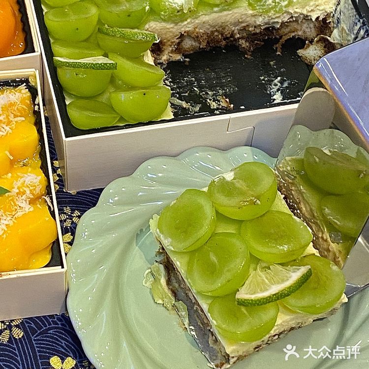 在深圳！！吃到了满满水果提拉米苏🤤