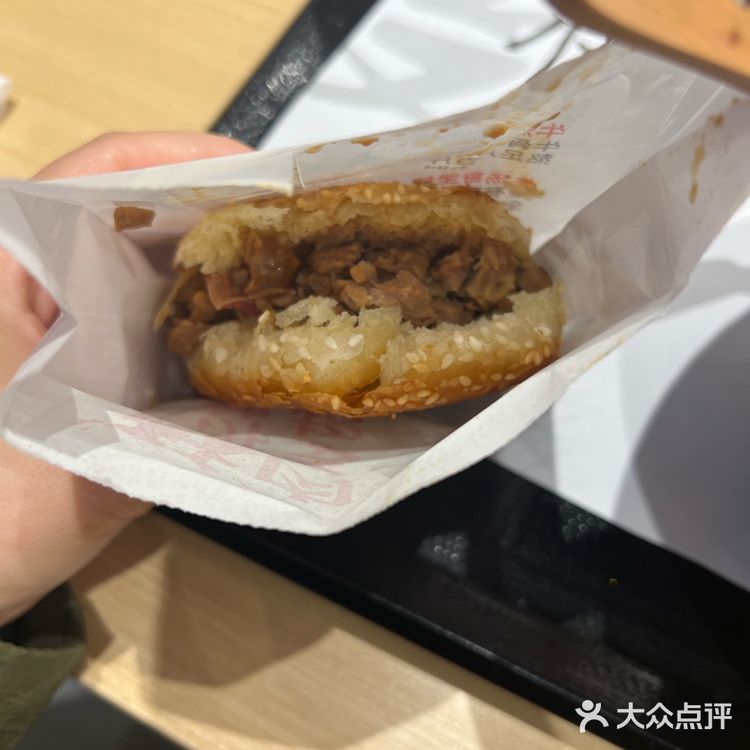 正好孩子6点上课，我们去解决晚饭。满满一大碗的牛肉汤