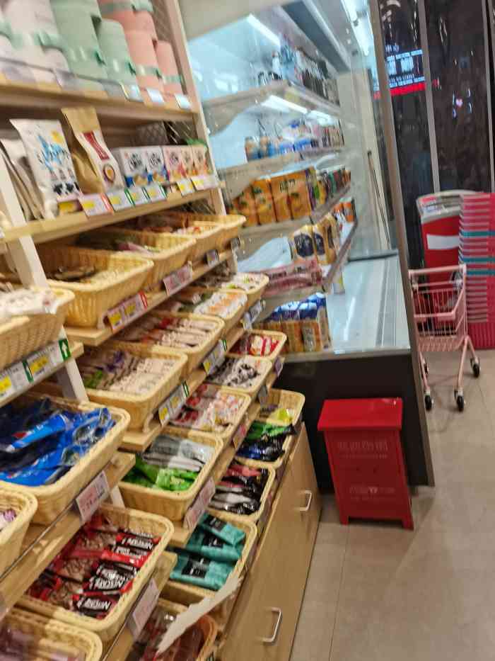 七货街九州店(九州店)-"零食挺多的店面小挺紧凑纯净水和冰淇淋.