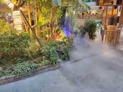 -茅草房·河畔园林火锅