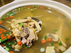 菌什锦煨鸡汤-蜀宴小调·精致家常菜(来福士店)