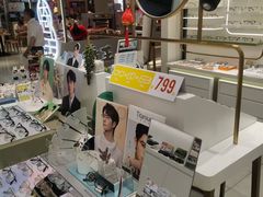 -目上眼镜·蔡司依视路授权(青浦宝龙店)