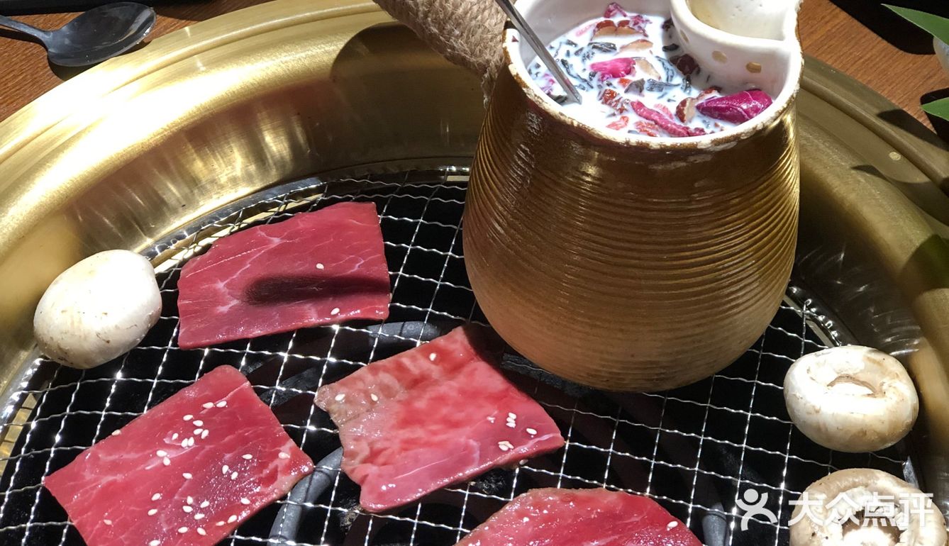 一边喝罐罐烤奶一边吃烤肉，简直要幸福到哭[流泪]好吗？
