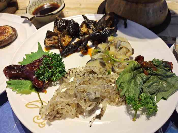 鲸鱼岛鲜活海鲜涮锅自助(大汉悦中心店)-"[薄荷]环境:位于沿江路2号