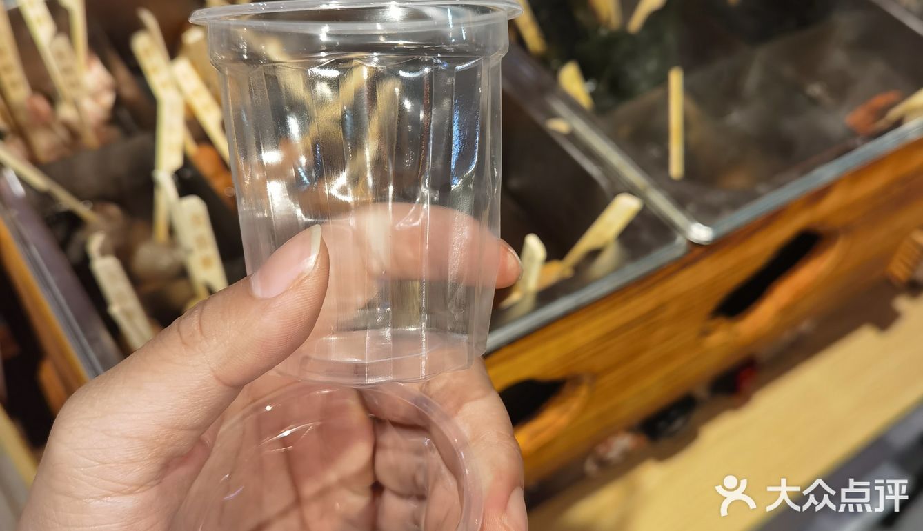 居然让我用这么小的杯子吃关东煮而且不能喝汤