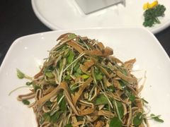 豆腐皮拌香椿苗-老牌坊•鲁菜名店•地道济南菜(大观园商埠店)