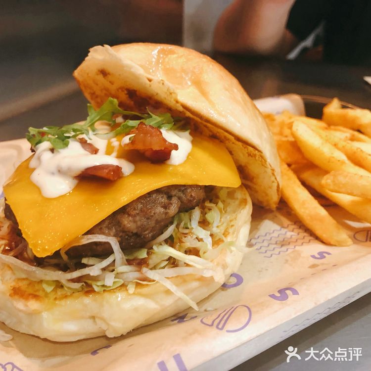 #刁口评分4.5🌟🌟🌟🌟 汉堡多大，嘴巴长大#