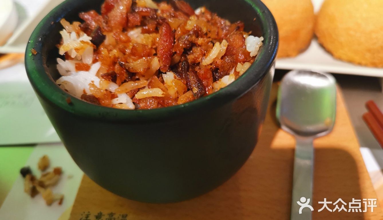 推荐招牌酥皮山楂叉烧包,香草脆鲜奶,鲍汁凤爪