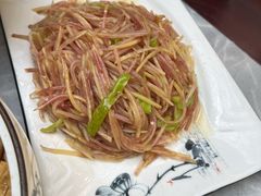 青椒炒丽江紫洋芋丝-蔼若春.传承云南菜(金碧公园店)