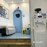 宝宝小时候学游泳好处多多呀，增强体质