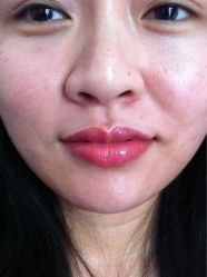 美女客人刚做完塑唇，-艾妃罗高科美肤美甲美睫健康管理