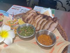 炭烤猪颈肉卷卷拼盘-小小集渔·泰式大排档(太古里香槟店)