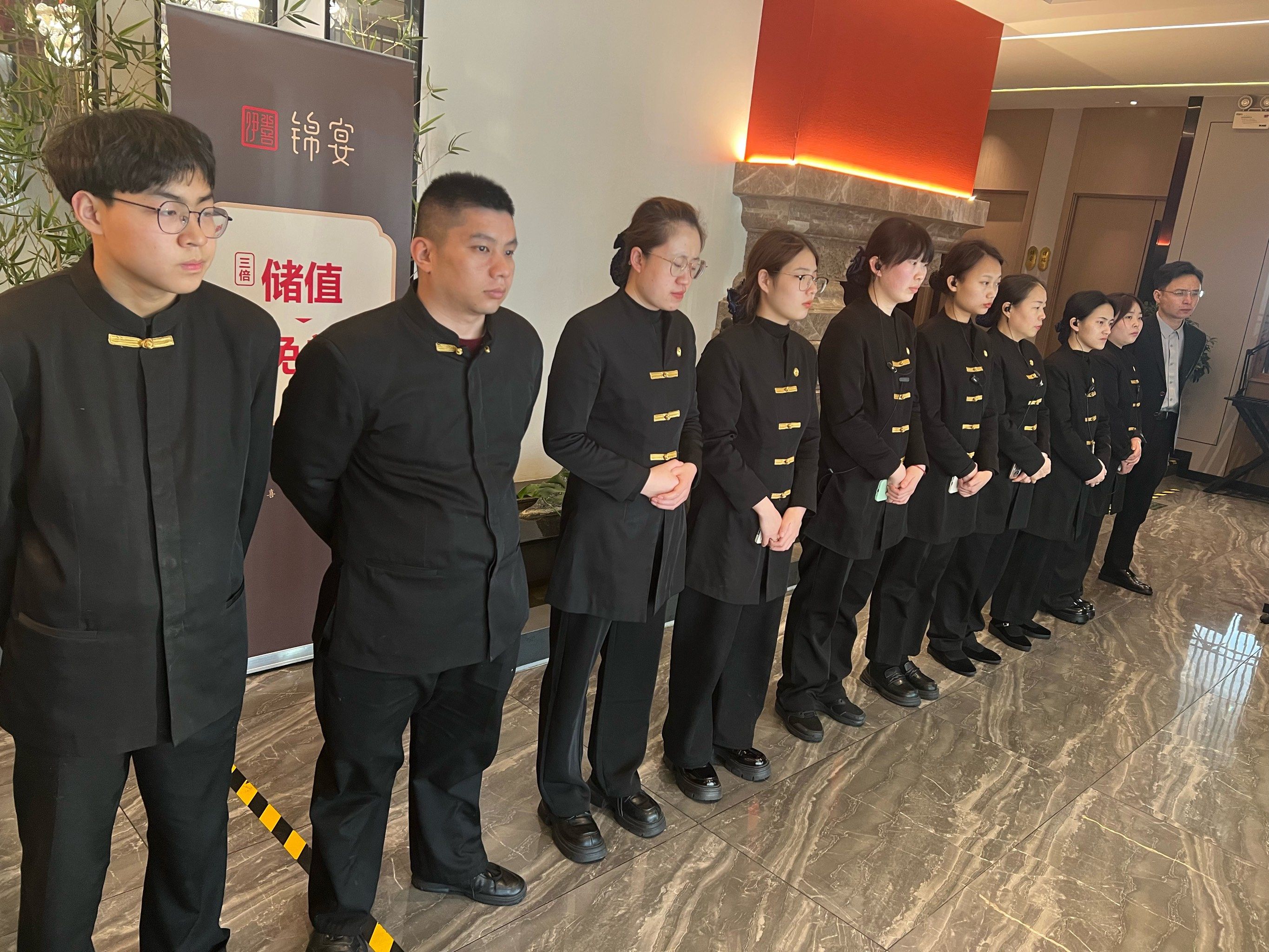 感觉特别舒适
服务,进店看见他们正在开会,看他们仪容仪表站位