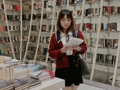 -钟书阁(松江泰晤士小镇店)