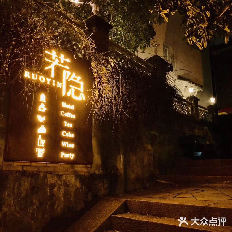 夜有一叶，日有一餐，足。此逍遥情人间少见。浮生可诗猫乎