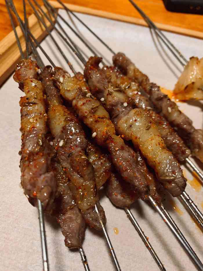 三里桥是出了名的烤串村麻辣烫分肉麻和素麻,我