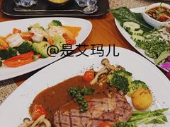 -Chom Cafe and Restaurant