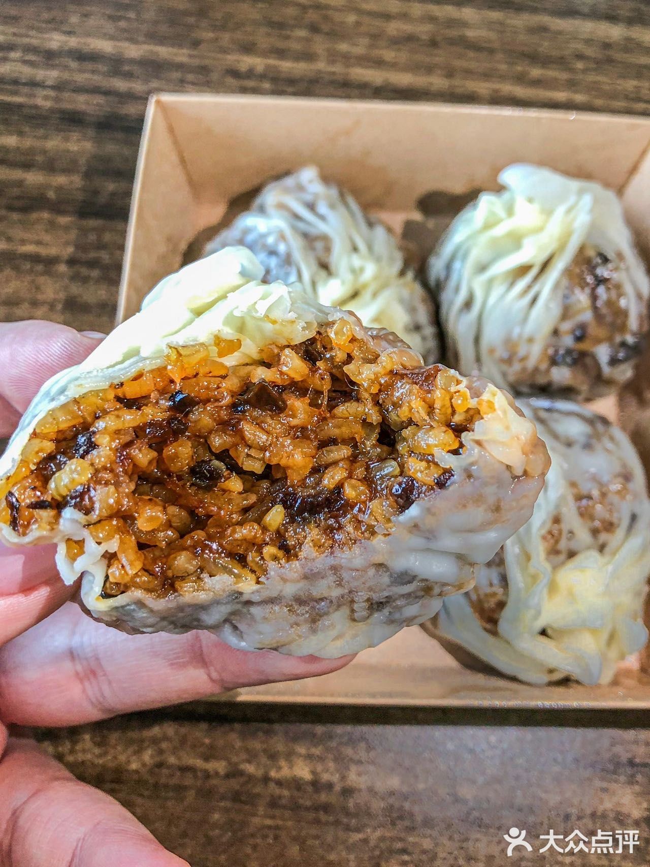 花卷上满满的肉沫拿到了刚出炉的！