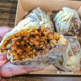 花卷上满满的肉沫拿到了刚出炉的！