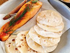 烟熏三文鱼配烤饺子皮和芥末籽酱-BOR Eatery(安福路店)