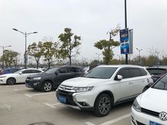 -奕欧来上海购物村停车场