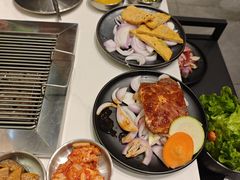 -山野的朋友露营炭火烤肉