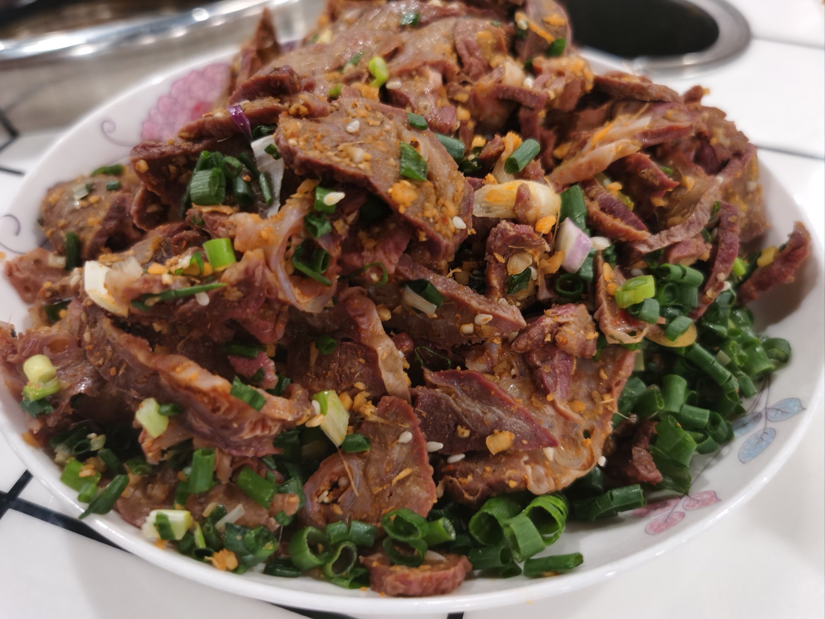 n新鲜猪肺洗干净后汆水,卤熟后