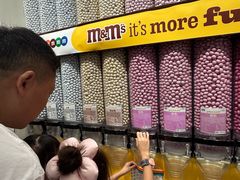 -m豆巧克力世界(上海世茂广场店)