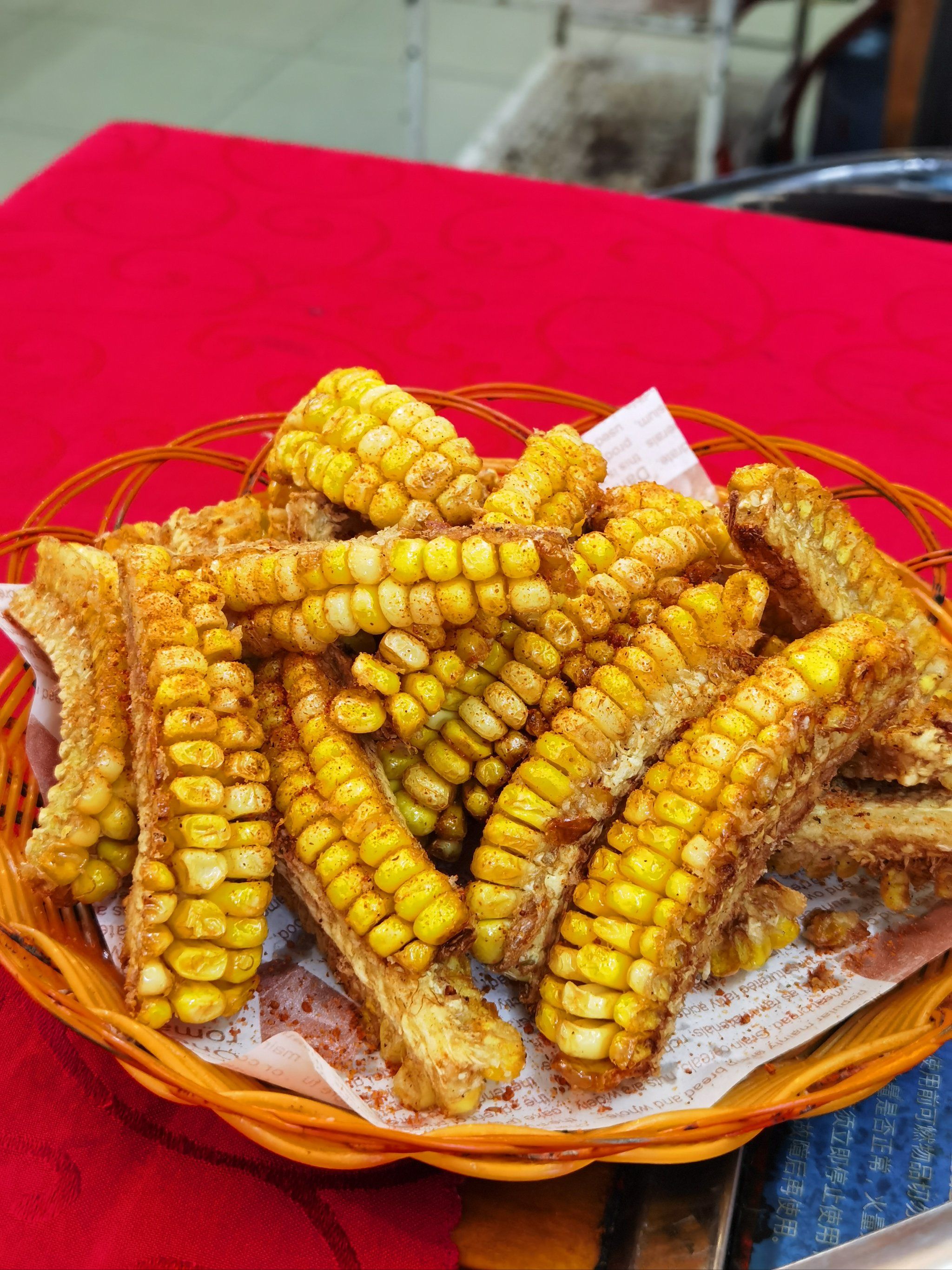 一个鲜榨椰汁,应该是中山最便宜的地方了吧
另外点了一个椒盐炸玉米