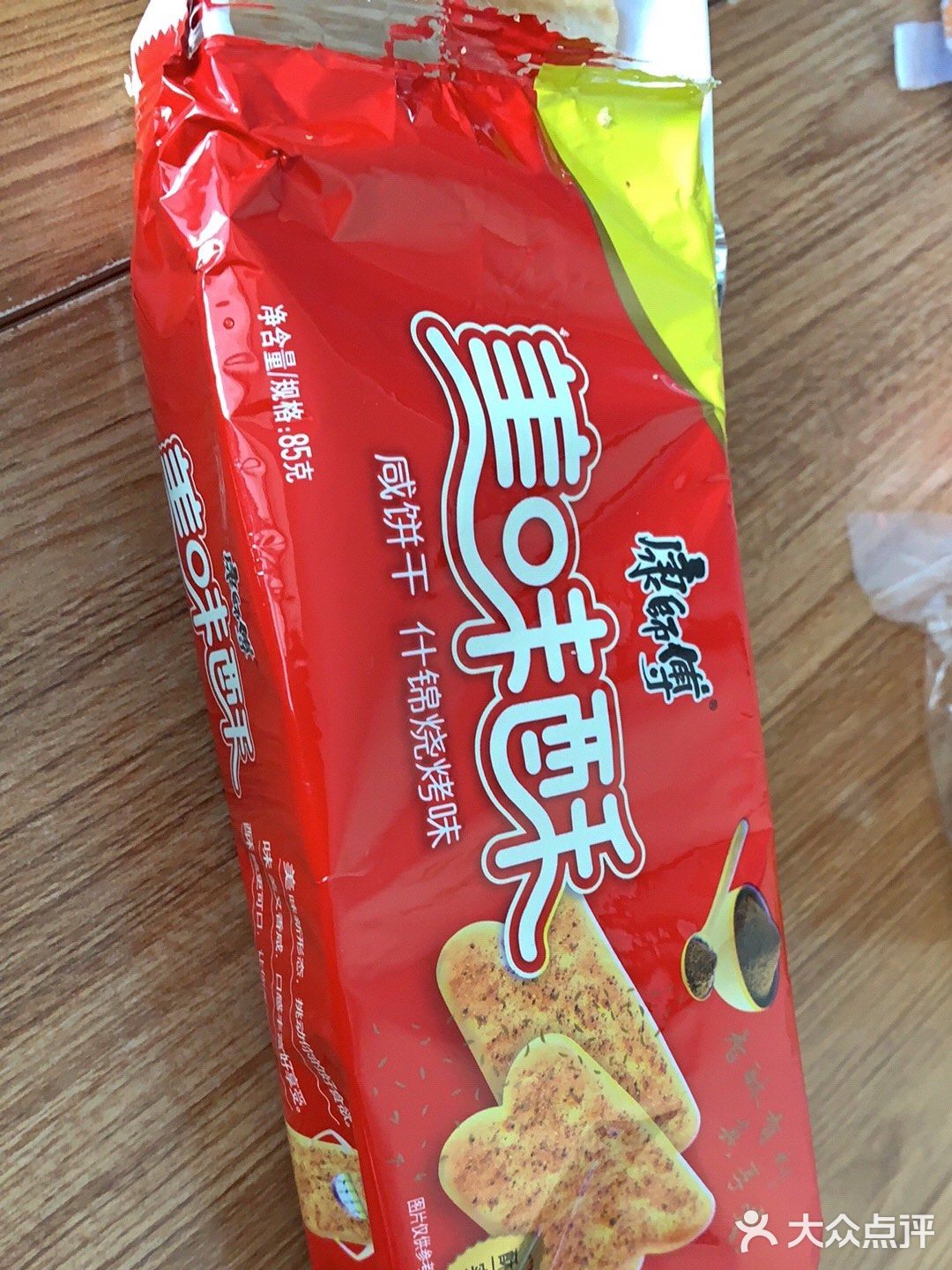 饼干表面很明显的烧烤调料和盐粒，特别酥脆，还不硬