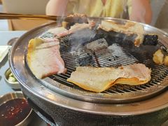 -围炉肉舍•炭烤活鳗•丹东海鲜烤肉(步行街店)