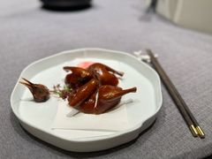 红烧妙龄乳鸽-滨江花月宴