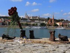 -多瑙河畔鞋履雕塑