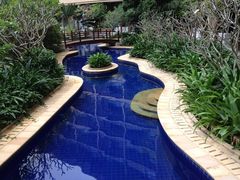 红树林的泳池有点分散-三亚亚龙湾红树林度假酒店