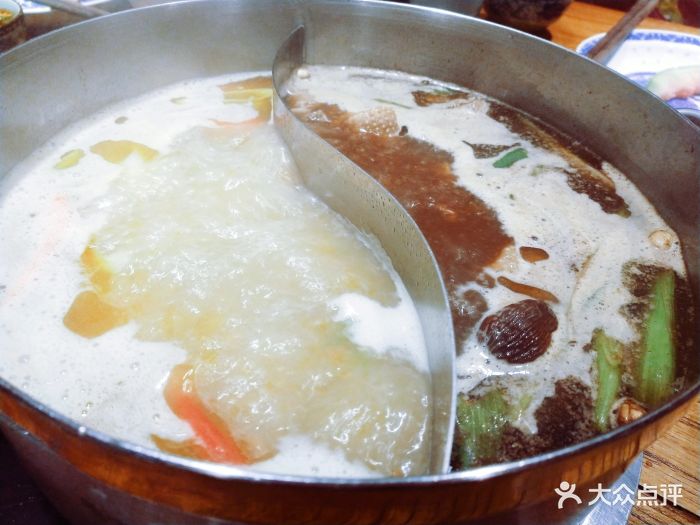 大鹅·鲜鹅火锅(宝山万达店)双椒黄油麻辣锅图片